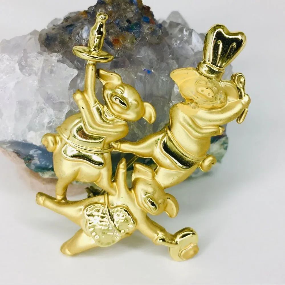Signed AJC funny Acrobatic Chef Cook 3 Pigs brooch Fun Cute Vintage 4015